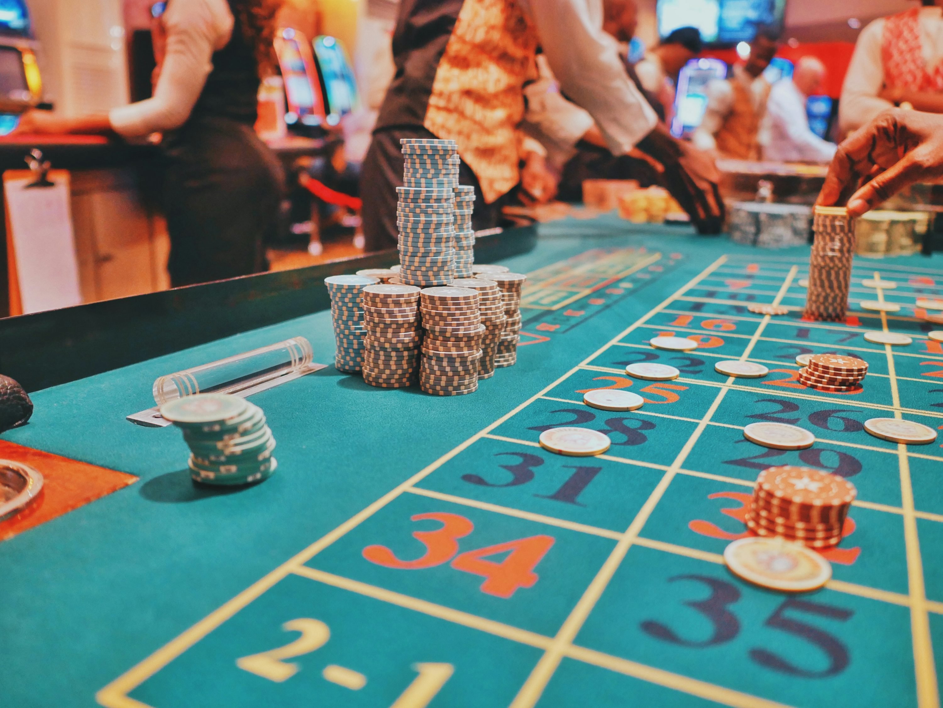f61 App Myanmar ဖုန်းပေါ်တွင် Football Live Casino ကစားနေသောပုံ
